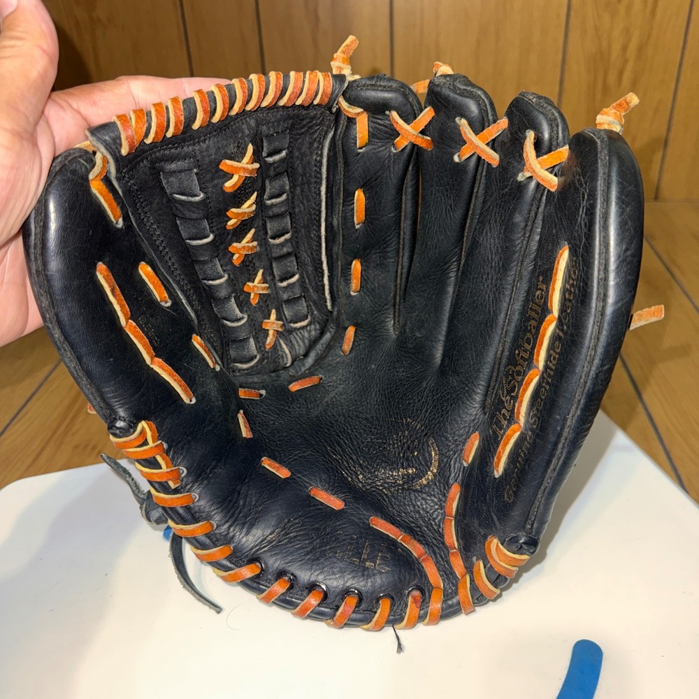 Louisville Slugger The Softballer 12.5 Inch Glove Black Steerhide Leather RHT